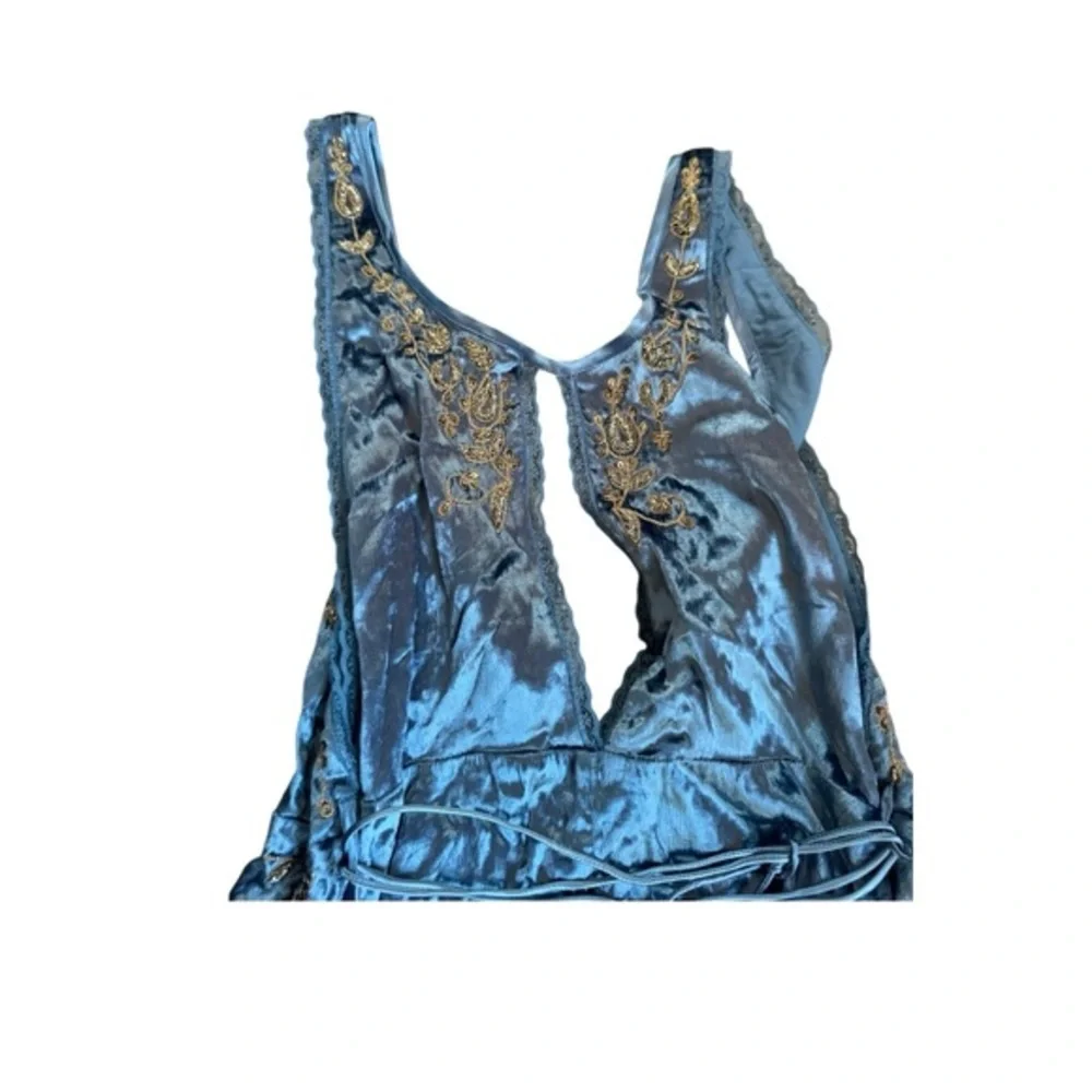 NWT Free People Intimatley Blue Eyes Velvet
Romper size Small - Picture 11 of 11